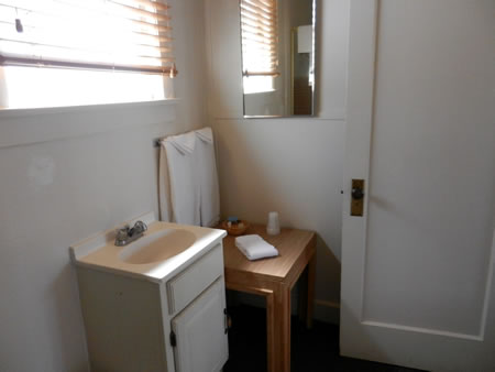 Room-11-bath-2