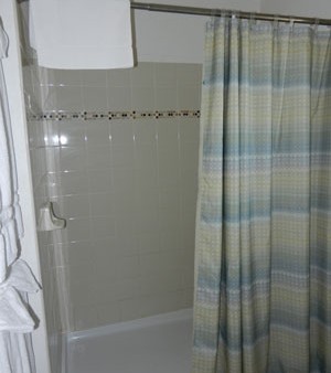 Room-8-bath-2